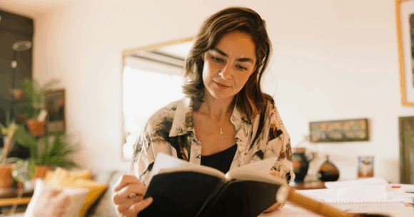 A therapist explains why journaling by hand works when typing doesn’t — it’s not about the words themselves, it’s that the slower pace forces the brain to feel what it’s saying rather than just process it