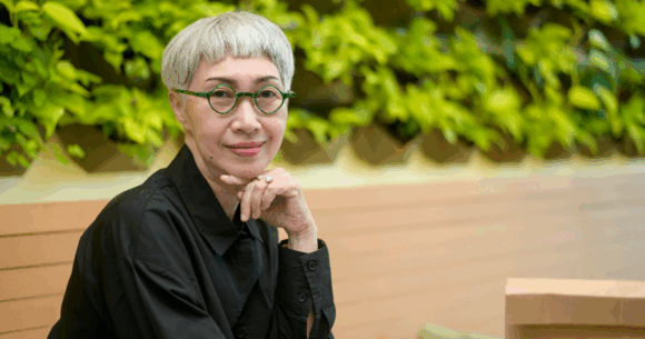 Most people don’t realize the habit that most reliably separates people who keep growing intellectually after 50 from those who quietly stop — and it has nothing to do with books, podcasts, or crossword puzzles