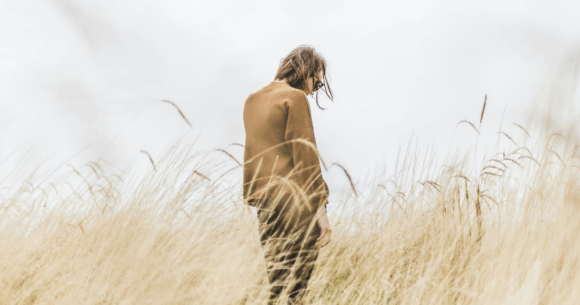 Psychology says people who go years without a genuinely close friend don’t always feel lonely in the obvious way — they feel it as a low-grade flatness, a sense that their days are fine but nothing feels fully alive