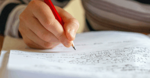 Psychology says people who still write things down by hand instead of typing them aren’t being nostalgic — their brains are actually processing meaning at a fundamentally deeper level, and the research on why has quietly changed how neuroscientists think about memory