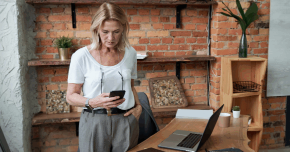Psychology says older adults who scroll the most in the evening usually aren’t the loneliest people in the house. They’re often the ones who found it, quietly, the safest substitute they have left for calling someone directly.