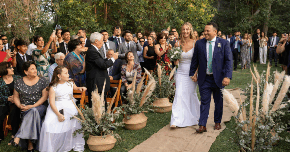 Psychology says the “bigger wedding, bigger divorce risk” finding everyone half-remembers isn’t a straight line at all — the original study breaks it into specific spending brackets, and each bracket carries its own distinct risk multiplier, not a simple “spend more, risk more”